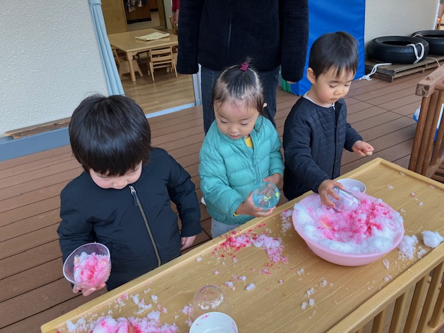 たんぽぽ組はテラスでかき氷ごっこです！